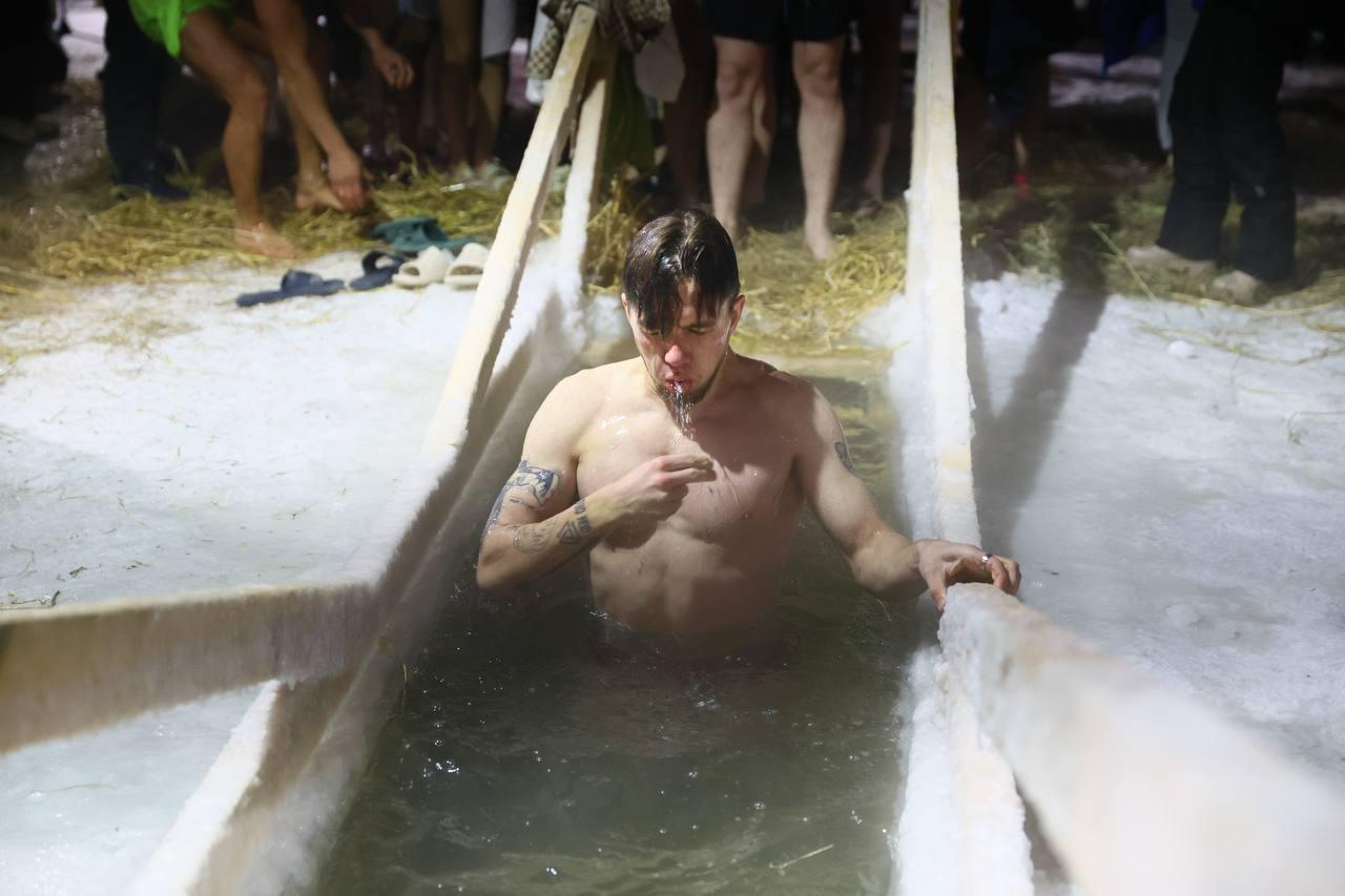 Фото Первые новосибирцы окунулись в Крещенскую купель в аномальный мороз: 12 кадров бесстрашных женщин и мужчин 6